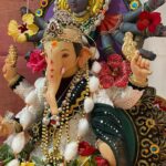 Shilpa Thakre Instagram - ✨॥ॐ॥✨ ॥ वक्र तुंड महाकाय, सूर्य कोटि समप्रभ:। निर्विघ्नं कुरु मे देव शुभ कार्येषु सर्वदा ॥ आज पहाटे 4:30 ला गणेशाचे आगमन झाले, आमचे लाडके देव दादा यानी सुंदर अशी ही दिव्या मूर्ती आनली, भ्रम्ह मुहूरतावर आमची आरती देखली झाली, आज खरया अर्थाने मन समधानी झाले, तसेच @shilpa_thakre_official निर्मित सुंदर असे “ गणराज आले” गान्या शिवाय है रील संपूर्ण नहीं. 🙏🏻✨🌺 तुम्हला व तुमचा परिवाराला गणेश चतुर्थी चा शुभेच्छा ! 🌺 ॥ ओम गं गणपतेय नमः ॥ 🌺 Ghunaki, Maharashtra, India