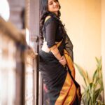 Shilpa Thakre Instagram - क़ाफ़ी महक रही है हवा आज , कही तुमने छुआ तो नहीं ……………..❤️ 🥻 : @shivanimagdum007 💄 : @aish_makeovers31 📸 : @sevenvowstories @shivank_ghurake Managed by : @rakesh_rajesh_shah @rinkeshshah.raw #shilpathakre #expressionqueen #saree #sareelove #sadagi #gratitude #love #beautiful #photo #photography #photooftheday #photoshoot #photographer #photogram #black #blackgirlmagic