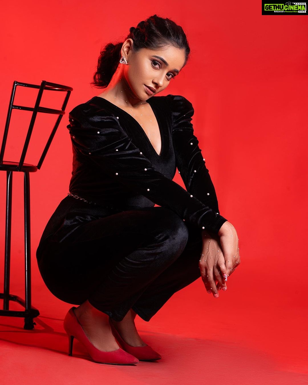 Shilpa Thakre Instagram - need black wings 💥 📸 : @fashion_btphotography 💄 : @muakajalpradhan 🧥 : @shivanimagdum007 #shilpathakre #expressionqueen #fashion #fashionstyle #fashionnova #cute #love #bold #photo #photoshoot #photography #photooftheday #photographer #shoot #shoot #black #instagram #instagood #instadaily #instafashion #instamood #morning #morningmotivation