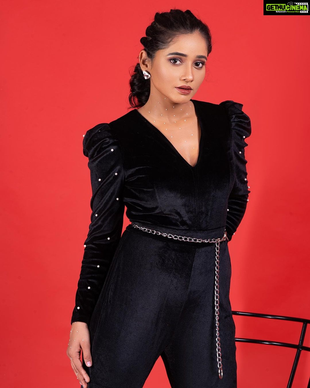 Shilpa Thakre Instagram - need black wings 💥 📸 : @fashion_btphotography 💄 : @muakajalpradhan 🧥 : @shivanimagdum007 #shilpathakre #expressionqueen #curl #curlyhair #curly #cute #love #bold #photo #photoshoot #photography #photooftheday #photographer #shoot #shoot #black #instagram #instagood #instadaily #instafashion #instamood #morning #morningmotivation