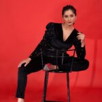 Shilpa Thakre Instagram - I need black wings 💥 📸 : @fashion_btphotography 💄 : @muakajalpradhan 🧥 : @shivanimagdum007 #shilpathakre #expressionqueen #curl #curlyhair #curly #cute #love #bold #photo #photoshoot #photography #photooftheday #photographer #shoot #shoot #black #instagram #instagood #instadaily #instafashion #instamood #evening
