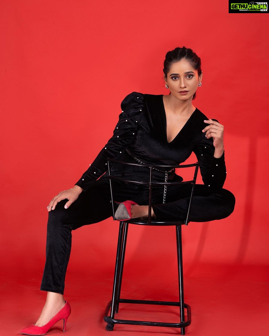 Shilpa Thakre Instagram - I need black wings 💥 📸 : @fashion_btphotography 💄 : @muakajalpradhan 🧥 : @shivanimagdum007 #shilpathakre #expressionqueen #curl #curlyhair #curly #cute #love #bold #photo #photoshoot #photography #photooftheday #photographer #shoot #shoot #black #instagram #instagood #instadaily #instafashion #instamood #evening
