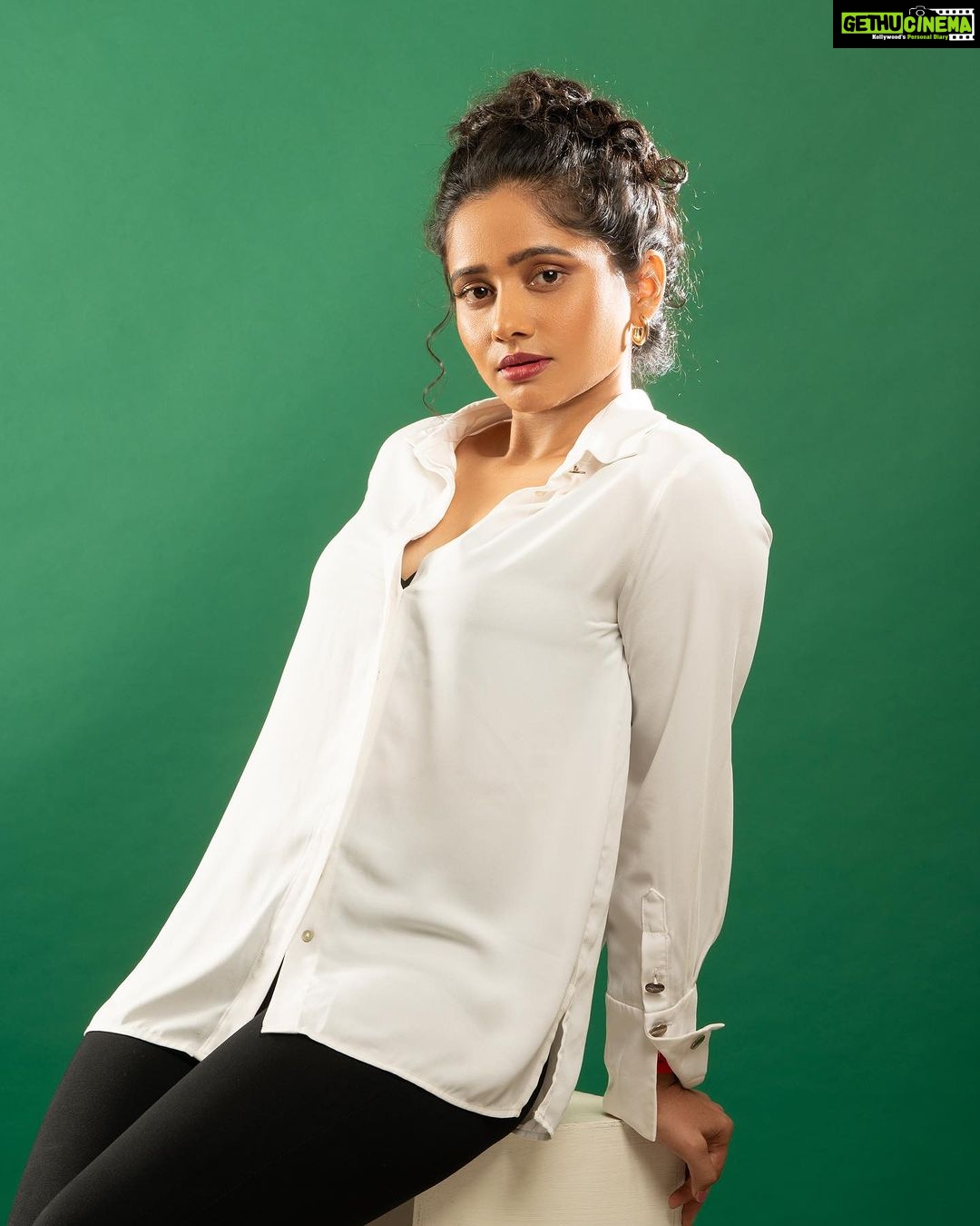Shilpa Thakre Instagram - That essence are you ā¤ļø šø : @fashion_btphotography š : @nimi_makeoverr š @jamshedhavewala #shilpathakre #expressionqueen #curl #curlyhair #curly #cute #love #bold #photo #photoshoot #photography #photooftheday #photographer #shoot #shoot #black #instagram #instagood #instadaily #instafashion #instamood #evening
