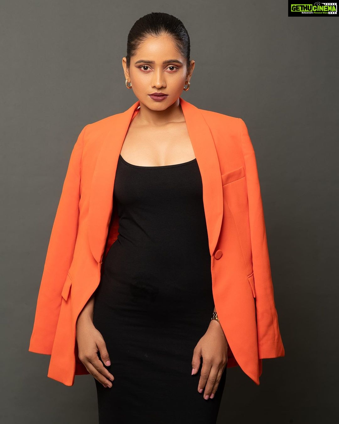 Shilpa Thakre Instagram - Women who hold there Worth Hold the most Power 🔥 📸 : @fashion_btphotography 💄 : @nimi_makeoverr 📌 @jamshedhavewala #shilpathakre #expressionqueen #lady #ladyboss #fire #bold #cute #love #bold #photo #photoshoot #photography #photooftheday #photographer #shoot #shoot #black #instagram #instagood #instadaily #instafashion #instamood #evening #eveningpost
