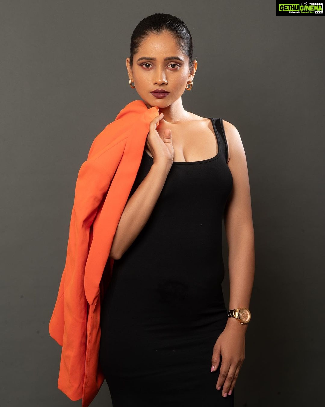 Shilpa Thakre Instagram - Women who hold there Worth Hold the most Power 🔥 📸 : @fashion_btphotography 💄 : @nimi_makeoverr 📌 @jamshedhavewala #shilpathakre #expressionqueen #lady #ladyboss #fire #bold #cute #love #bold #photo #photoshoot #photography #photooftheday #photographer #shoot #shoot #black #instagram #instagood #instadaily #instafashion #instamood #evening #eveningpost