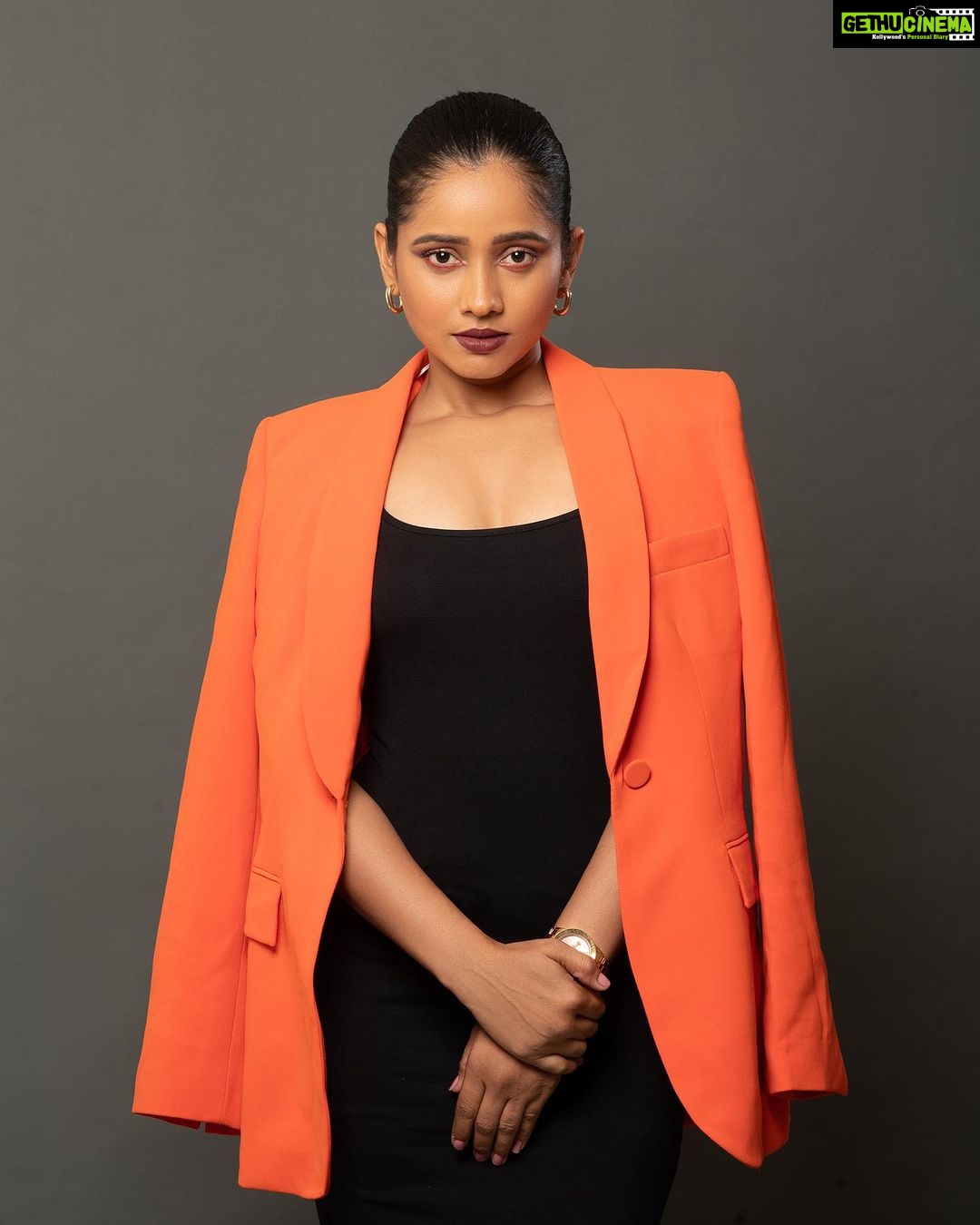 Shilpa Thakre Instagram - Women who hold there Worth Hold the most Power 🔥 📸 : @fashion_btphotography 💄 : @nimi_makeoverr 📌 @jamshedhavewala #shilpathakre #expressionqueen #lady #ladyboss #fire #bold #cute #love #bold #photo #photoshoot #photography #photooftheday #photographer #shoot #shoot #black #instagram #instagood #instadaily #instafashion #instamood #evening #eveningpost