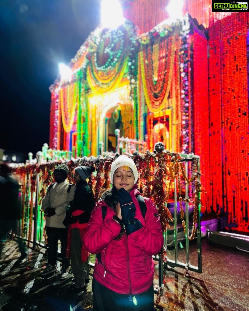Shilpa Thakre Instagram - Kedarnath That too on birtday❤️ #shilpathakre #expressionqueen #specialday #kedarnath #bhole #bholenath #birthday #birthdaygirl #birthdayparty #gratitude #god #harharmahadev #shambhu #mahadev #shiva #shivji #neelkanth #devbhoomi #uttarakhand Kedarnath Temple-केदारनाथ मंदिर