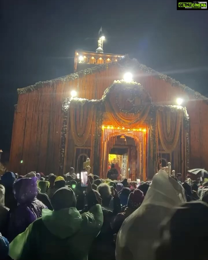 Shilpa Thakre Instagram - Kedarnath That too on birtday❤️ #shilpathakre #expressionqueen #specialday #kedarnath #bhole #bholenath #birthday #birthdaygirl #birthdayparty #gratitude #god #harharmahadev #shambhu #mahadev #shiva #shivji #neelkanth #devbhoomi #uttarakhand Kedarnath Temple-केदारनाथ मंदिर