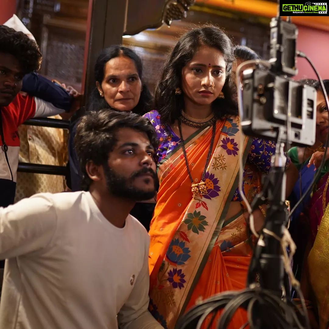 Shilpa Thakre Instagram - "गणराज आले" Out Now!🚩 BTS with @shilpa_thakre_official ❣️ #director #directorslife #onsetdiaries #action #actress🎬 #directingactors