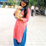 Shilpa Thakre Instagram - सन मराठी वाहिनीवरील “नवी जन्मेन मी” मालिकेतील अभिनेत्री शिल्पा ठाकरे ची सेट वर लहानग्या श्वानासोबतची गट्टी😍🐶 @shilpa_thakre_official .. .. #sunmarathi #shilpathakre #exclusive #reels #newreel #btsmoments #navijanmenme #newserial #entertainment #ultramarathibuzzexclusive
