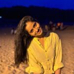 Shilpa Thakre Instagram - Bicho beach ✨🏖️ #shilpathakre #expressionqueen #beach #beauty #beachlife #beachvibes #insta #instagram #instagood #cute #yellow #aksa #aksabeach #mumbai Aksa Beach, Malad