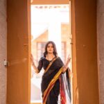 Shilpa Thakre Instagram - अकेले पन का मज़ा अलग है मैंने ख़ुद को पा लिया तेरी राह देखते देखते . 🥻 : @shivanimagdum007 💄 : @aish_makeovers31 📸 : @sevenvowstories @shivank_ghurake Managed by : @rakesh_rajesh_shah @rinkeshshah.raw #shilpathakre #expressionqueen #saree #sareelove #sadagi #gratitude #love #beautiful #photo #photography #photooftheday #photoshoot #photographer #photogram #black #blackgirlmagic #insta #instagood #instadaily #instafashion #instamood