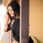 Shilpa Thakre Instagram - फ़ुरसत के पल, शाम सा सुकून कुछ तुम्हारी बातें , कुछ मेरी बातो में तुम 🥻 : @shivanimagdum007 💄 : @aish_makeovers31 📸 : @sevenvowstories @shivank_ghurake Managed by : @rakesh_rajesh_shah @rinkeshshah.raw #shilpathakre #expressionqueen #saree #sareelove #sadagi #gratitude #love #beautiful #photo #photography #photooftheday #photoshoot #photographer #photogram #black #blackgirlmagic #insta #instagood #instadaily #instafashion #instamood