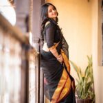 Shilpa Thakre Instagram - फ़ुरसत के पल, शाम सा सुकून कुछ तुम्हारी बातें , कुछ मेरी बातो में तुम 🥻 : @shivanimagdum007 💄 : @aish_makeovers31 📸 : @sevenvowstories @shivank_ghurake Managed by : @rakesh_rajesh_shah @rinkeshshah.raw #shilpathakre #expressionqueen #saree #sareelove #sadagi #gratitude #love #beautiful #photo #photography #photooftheday #photoshoot #photographer #photogram #black #blackgirlmagic #insta #instagood #instadaily #instafashion #instamood