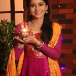 Shilpa Thakre Instagram - दिवाळी सणाच्या हार्दिक शुभेच्छा 💐🚩 #shilpathakre #expressionqueen #happydiwali #diwali2023 #festive #celebration #gratitude #jayshreeram #insta #instagram #instagood #instamood