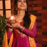Shilpa Thakre Instagram - दिवाळी सणाच्या हार्दिक शुभेच्छा 💐🚩 #shilpathakre #expressionqueen #happydiwali #diwali2023 #festive #celebration #gratitude #jayshreeram #insta #instagram #instagood #instamood