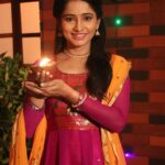 Shilpa Thakre Instagram - दिवाळी सणाच्या हार्दिक शुभेच्छा 💐🚩 #shilpathakre #expressionqueen #happydiwali #diwali2023 #festive #celebration #gratitude #jayshreeram #insta #instagram #instagood #instamood