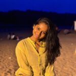 Shilpa Thakre Instagram - Bicho beach ✨🏖️ #shilpathakre #expressionqueen #beach #beauty #beachlife #beachvibes #insta #instagram #instagood #cute #yellow #aksa #aksabeach #mumbai Aksa Beach, Malad