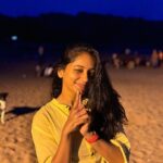 Shilpa Thakre Instagram - Bicho beach ✨🏖️ #shilpathakre #expressionqueen #beach #beauty #beachlife #beachvibes #insta #instagram #instagood #cute #yellow #aksa #aksabeach #mumbai Aksa Beach, Malad