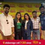 Shilpa Thakre Instagram - ‘नवी जन्मेन मी…’ ची टीम पोहोचली रेडिओ स्टेशन्सना भेट द्यायला नवी मालिका 'नवी जन्मेन मी...' ६ नोव्हेंबरपासून सोम ते शनि दररोज संध्याकाळी ७:३० वाजता फक्त आपल्या आपल्या सन मराठीवर. #NewSerial #NaviJanmenMe #ComingSoon #Sunमराठी #SunMarathi #Dashami