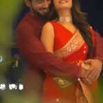 Shiny Doshi Instagram - My husband is filmy and so is this reel🤪 #truestory #quitefilmy ❤️ 📷 @abhay_r_kirti Both of us wearing @kalkifashion Mumbai, Maharashtra