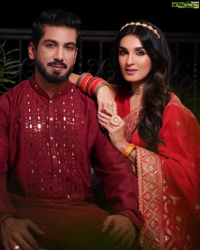 Shiny Doshi Instagram - Starry-eyed and moonstruck, all for the one I love! 🌟🌙 #LoveUnderTheMoon #karvachauth ❤️♾️ 🧿 Thank you @kalkifashion for making our karvachauth special ❤️ 📷 @abhay_r_kirti ❤️ Happy karvachauth everyone ❤️ 🌙 Mumbai, Maharashtra