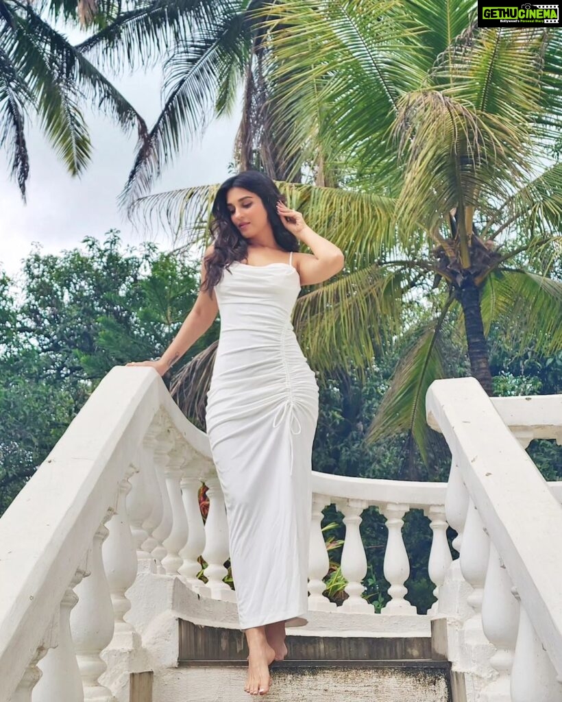 Shiny Doshi Instagram - White is my constant muse. 🕊️💫 #favoritecolor #eleganceinwhite 🤍 Sadh Villa, Karjat