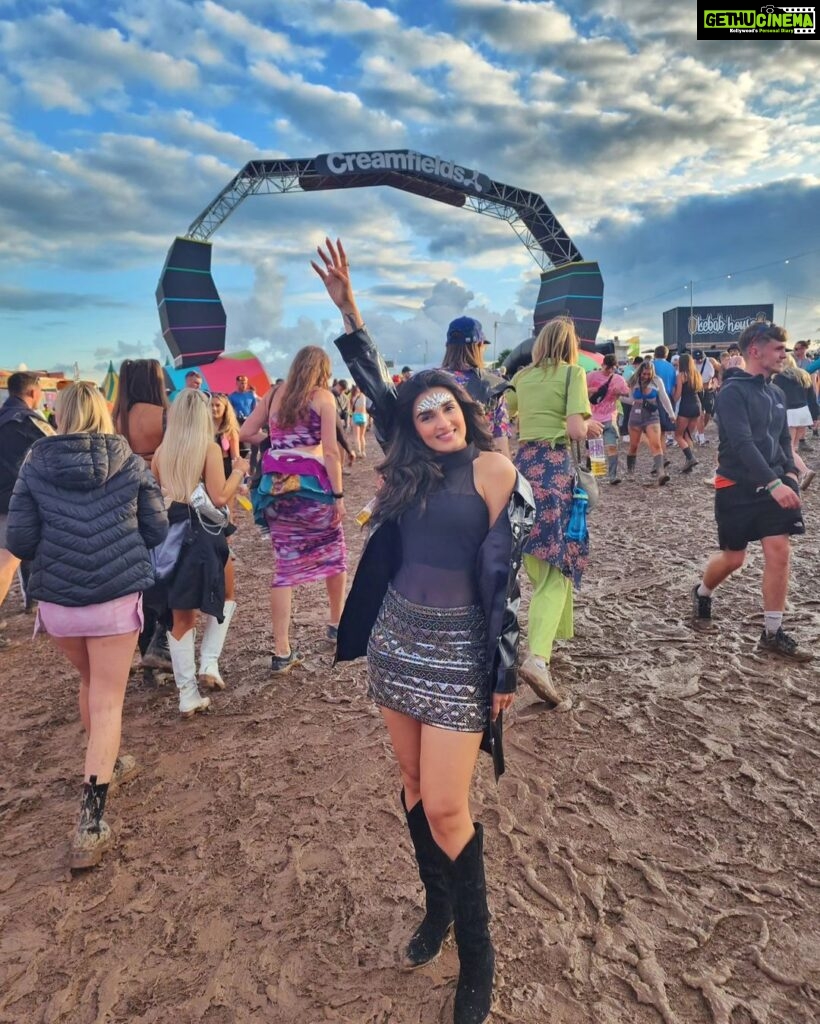 Shiny Doshi Instagram - "Rain couldn't dampen our spirits at the concert! We danced through the storm to the rhythm of the music." 🌧️🎶💃 #RainOrShineGroove #avoidthemuck @creamfieldsofficial Manchester, United Kingdom