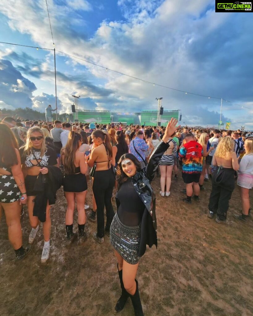 Shiny Doshi Instagram - "Rain couldn't dampen our spirits at the concert! We danced through the storm to the rhythm of the music." 🌧️🎶💃 #RainOrShineGroove #avoidthemuck @creamfieldsofficial Manchester, United Kingdom