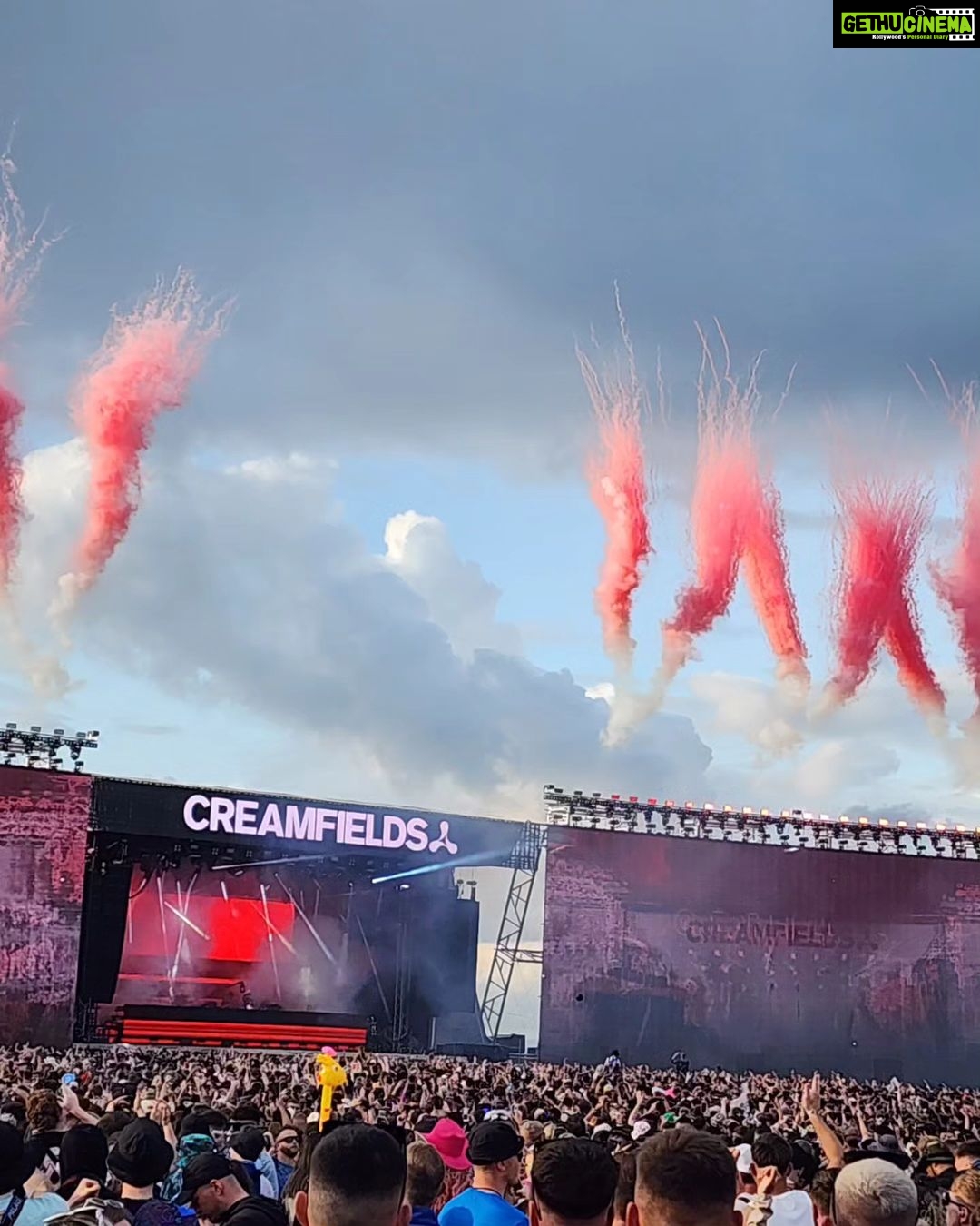 Shiny Doshi Instagram - "Rain couldn't dampen our spirits at the concert! We danced through the storm to the rhythm of the music." π§οΈπΆπ #RainOrShineGroove #avoidthemuck @creamfieldsofficial Manchester, United Kingdom
