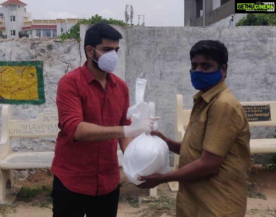 Shirish Sharavanan Instagram - Missing all the big Vinayagar statues at the auto stands ! So just wanted to give them a reason to celebrate! Distributed Essential food supplies to auto drivers in my area to encourage them on the occasion of #vinayagarchathurthi & #madrasday ! Let’s celebrate together! #chennai #automan