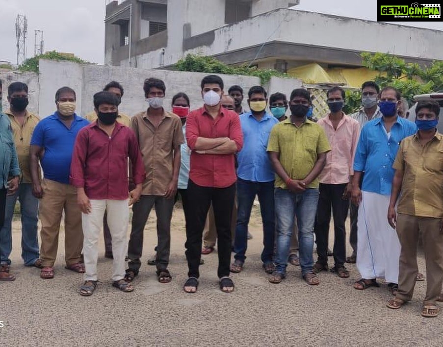 Shirish Sharavanan Instagram - Missing all the big Vinayagar statues at the auto stands ! So just wanted to give them a reason to celebrate! Distributed Essential food supplies to auto drivers in my area to encourage them on the occasion of #vinayagarchathurthi & #madrasday ! Let’s celebrate together! #chennai #automan