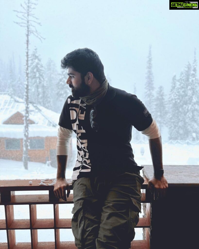 Shirish Sharavanan Instagram - "The cold never bothered me anyway." 🤪☃️ #freezing #gulmarg 🥶 The Khyber Himalayan Resort & Spa