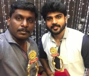 Shirish Sharavanan Instagram - Super happy to have won the Best Debut Actor - Male for Metro Tamil!  Best director - Tamil
#SanthoshamAwards #Hyderabad #Metro - 14th award