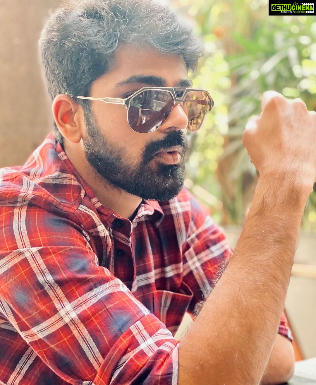 Shirish Sharavanan Instagram - Guess what caught my attention 😉🤪🥰❤️ #sundayfunday #friends #phone