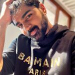Shirish Sharavanan Instagram - 𝐼 𝑑𝑜𝑛’𝑡 𝑛𝑒𝑒𝑑 𝑎 ℎ𝑎𝑖𝑟𝑠𝑡𝑦𝑙𝑖𝑠𝑡, 𝑚𝑦 𝑝𝑖𝑙𝑙𝑜𝑤 𝑔𝑖𝑣𝑒𝑠 𝑚𝑒 𝑎 𝑛𝑒𝑤 ℎ𝑎𝑖𝑟𝑠𝑡𝑦𝑙𝑒 𝑒𝑣𝑒𝑟𝑦 𝑚𝑜𝑟𝑛𝑖𝑛𝑔 🤪😉☺️🙈