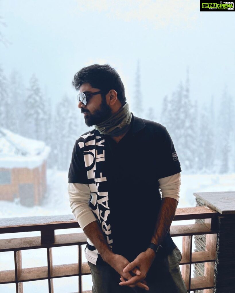 Shirish Sharavanan Instagram - "The cold never bothered me anyway." 🤪☃️ #freezing #gulmarg 🥶 The Khyber Himalayan Resort & Spa