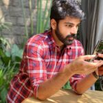 Shirish Sharavanan Instagram - Guess what caught my attention 😉🤪🥰❤️ #sundayfunday #friends #phone