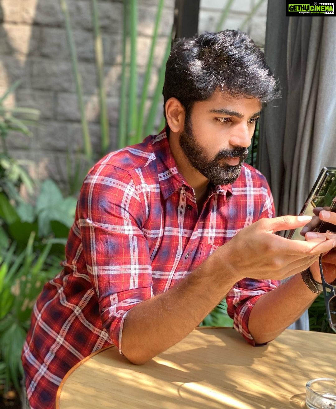 Shirish Sharavanan Instagram - Guess what caught my attention 😉🤪🥰❤️ #sundayfunday #friends #phone