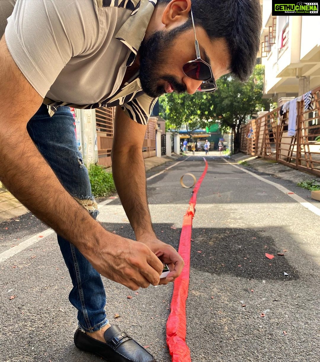 Shirish Sharavanan Instagram - அனைவருக்கும் இனிய தீபாவளி நல்வாழ்த்துகள்!! ❤️💐🙏🏼🎇 #diwali
