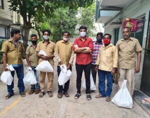 Shirish Sharavanan Instagram - Missing all the big Vinayagar statues at the auto stands ! So just wanted to give them a reason to celebrate! Distributed Essential food supplies to auto drivers in my area to encourage them on the occasion of #vinayagarchathurthi & #madrasday ! Let’s celebrate together! #chennai #automan