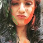 Shivani Baokar Instagram - Is it on your face or in your face? 😉 HAPPY HOLI to all of you!!! Khelat asal tar be safe, nasal tari be safe! 😘❤️ #lotsoflove #zeeholidayfun #lavangimirchi 🌶️🤭