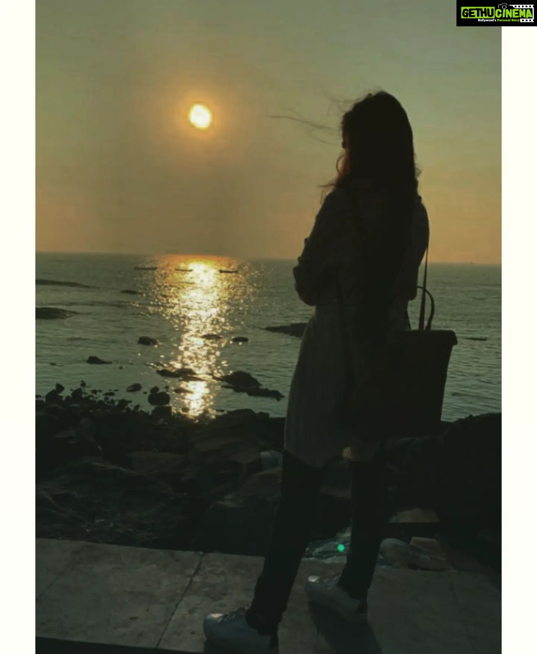 Shivani Baokar Instagram - Oh Mumbai and your sunsets š¤ PC @hetagogri #mumbai #mumbaisunset #sunset #sunsetphotography #sunsets #mumbaidiaries #uncensored #instagood #sunsetlover #india #ig #naturephotography #photography #sky #mobilephotography #nature #mumbaikar #mumbaiigers #mumbaisky #evening #mymumbai #sea #of #beautifulscenery #photographers #twilight #mumbaiscenes #arabiansea #clouds #mumbaiphotography