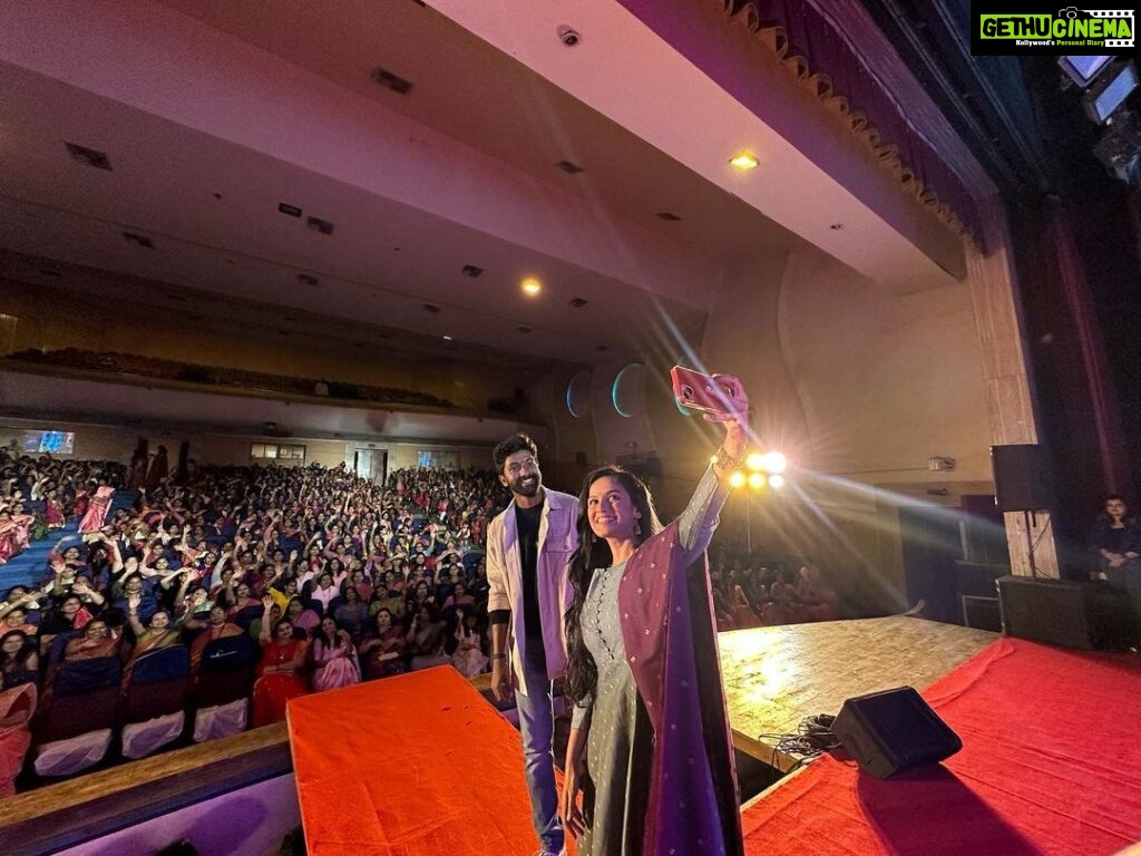 Shivani Baokar Instagram - 'लवंगी मिरची' मालिकेच्या कलाकारांसोबत सख्यांचा Sweet Selfie Moment !🤳🥰 #ZeeMarathi #MeMarathiZeeMarathi #उत्सवनात्यांचा #LavangiMirchi #SelfieTime #PicOfTheDay