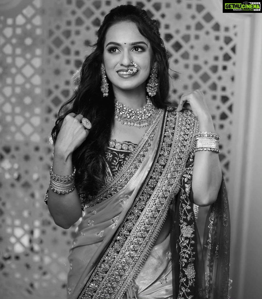 Shivani Baokar Instagram - Ever fascinated about how the old era felt like? π€π€π€ Makeup & hair - @makeupbyberdesaurabh Photographer- @kunal_mohite_photography Styling - @makeupbyberdesaurabh @style_by_pradnyaaaaa__ Designer - @rashmi.s_the_rental_boutique Jewellery - @jizajewellerystudio Nath & hair accessories - @morpankh_jwells Location - @setsinthecity.in Shoot managed - @style_by_pradnyaaaaa__ Sets in the City