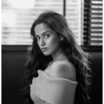 Shivani Baokar Instagram - A little black and white never hurt nobody 🖤🤍 Capture @milindshirke MUA @makeupbyberdesaurabh Location @the.tipsytiger Mumbai, Maharashtra