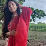 Shivani Baokar Instagram – Can life be so simple? ❤️

Winds…. nature… beautiful days….farms… family… friends ❤️

#mysolapurthrowback

Thanks to @saileerajpurenagane for arranging such a beautiful trip 😇
PC @learninginnprogress Solapur