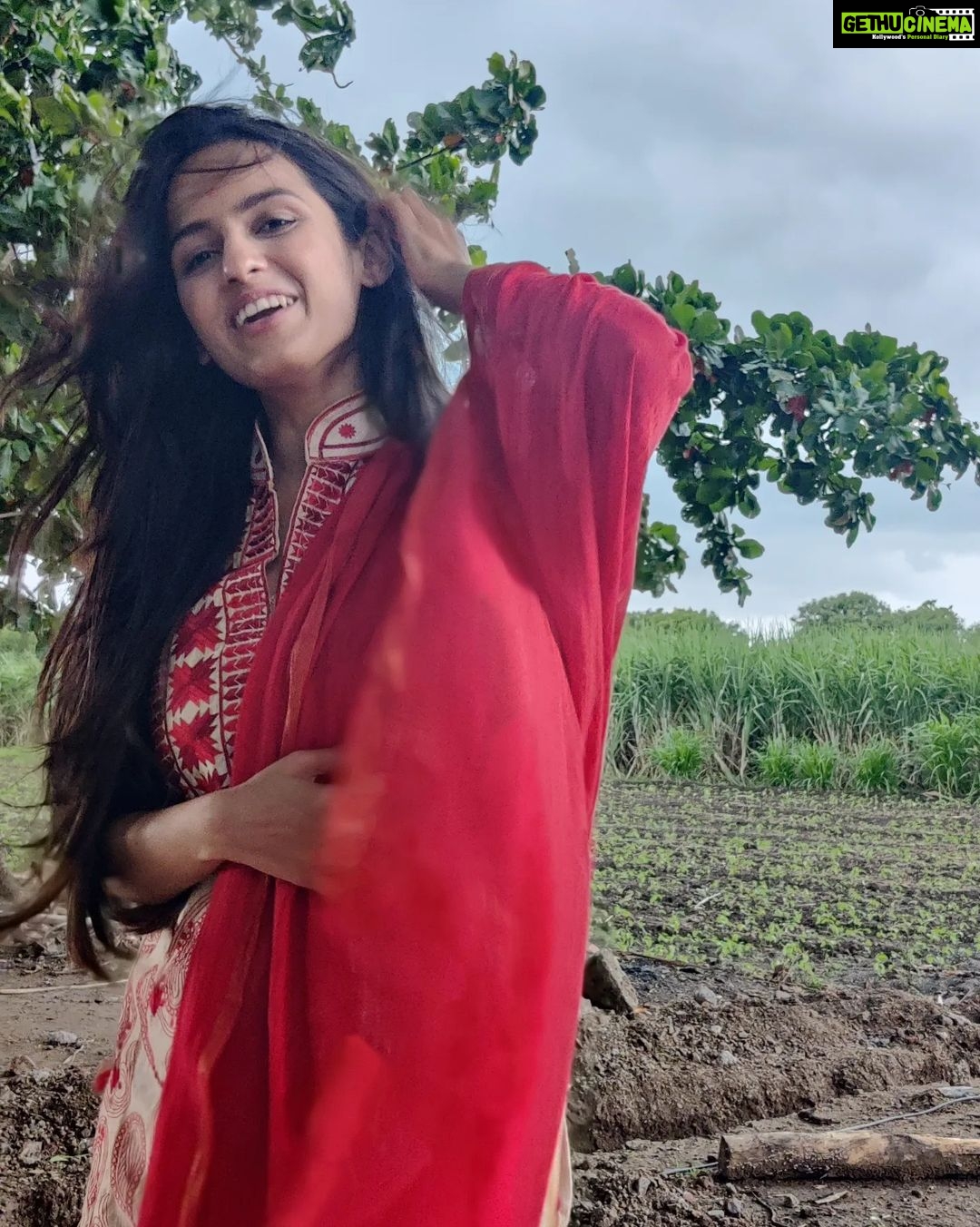 Shivani Baokar Instagram - Can life be so simple? ❤️ Winds.... nature... beautiful days....farms... family... friends ❤️ #mysolapurthrowback Thanks to @saileerajpurenagane for arranging such a beautiful trip 😇 PC @learninginnprogress Solapur