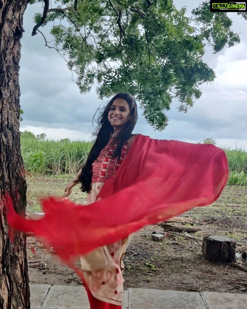 Shivani Baokar Instagram - Can life be so simple? ❤ Winds.... nature... beautiful days....farms... family... friends ❤ #mysolapurthrowback Thanks to @saileerajpurenagane for arranging such a beautiful trip 😇 PC @learninginnprogress Solapur