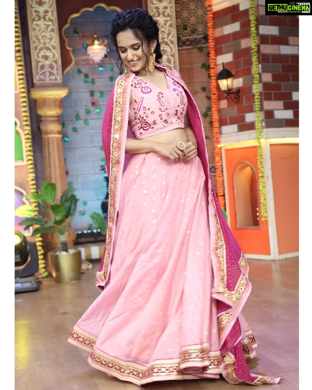 Shivani Baokar Instagram - Team 'Lavangi Mirchi' Chala Hawa Yeu Dya vishesh Aaj ani udya, ratri 9:30 la aplya ZeeMarathi var ❤️😘 MUA @makeupbyberdesaurabh Dress by @vrushalee_fashion_studio Styled by @saileerajpurenagane Mumbai, Maharashtra